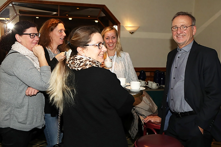 Dr. Rubehn aus Elmshorn gönnt seinen begeisterten Seminarteilnehmerinnen eine wohlverdiente Pause.