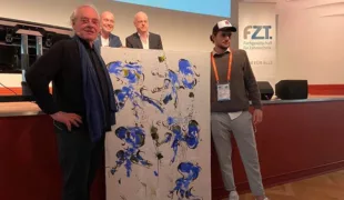 Künstler und Ehrenmitglied der FZT e.V. Klaus Müterthies, Veranstaltungs-Moderatoren Prof. Dr. Florian Beuer und Kollege Jockel Lotz sowie der kunstbegeisterte Spender aus München.