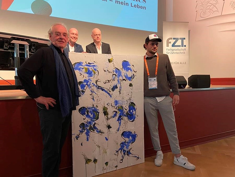 Künstler und Ehrenmitglied der FZT e.V. Klaus Müterthies, Veranstaltungs-Moderatoren Prof. Dr. Florian Beuer und Kollege Jockel Lotz sowie der kunstbegeisterte Spender aus München.