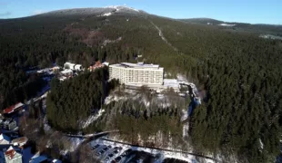 Schöne Kongress-Location: Das Maritim Berghotel Braunlage. Im Hintergrund der Wurmberg mit dem höchsten begehbaren Punkt Niedersachsens. Die neue Aussichtsplattform eröffnet Besuchern auf 1003 Metern Höhe einen beeindruckenden Blick über den Harz.