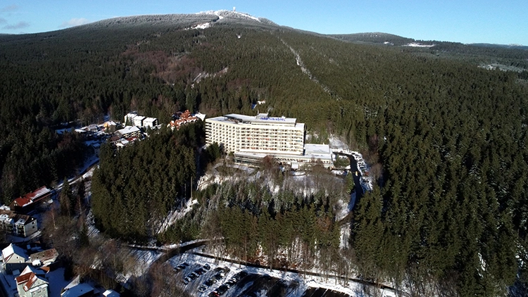 Schöne Kongress-Location: Das Maritim Berghotel Braunlage. Im Hintergrund der Wurmberg mit dem höchsten begehbaren Punkt Niedersachsens. Die neue Aussichtsplattform eröffnet Besuchern auf 1003 Metern Höhe einen beeindruckenden Blick über den Harz.