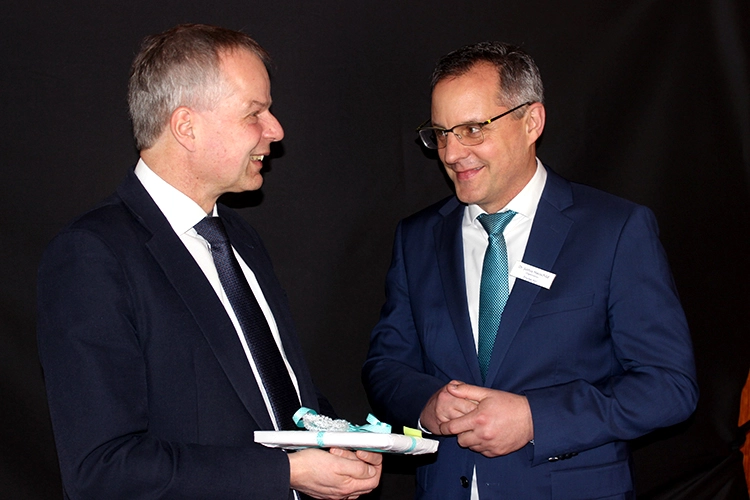 Für jeden Referenten gab es ein Präsent. Hier freut sich Prof. Dörfer.