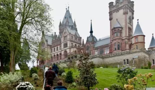 Seminarteilnehmer/-innen auf dem Weg zum Schloss