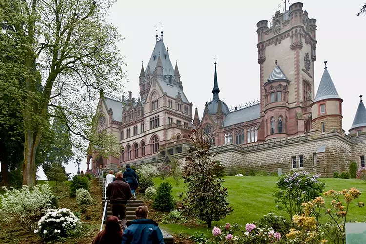 Seminarteilnehmer/-innen auf dem Weg zum Schloss