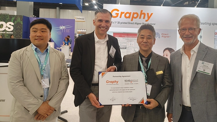Yong-Min Jo (CBDO Scheu Group),  Markus Bappert (CEO Scheu Group), Sim Un Seob (CEO Graphy Inc.) und Christian Scheu.