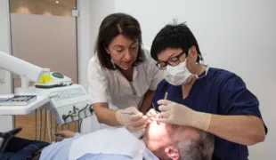 Patientenbehandlung unter Anleitung einer Prophylaxeberaterin – sichern/steigern die Behandlungsqualität.