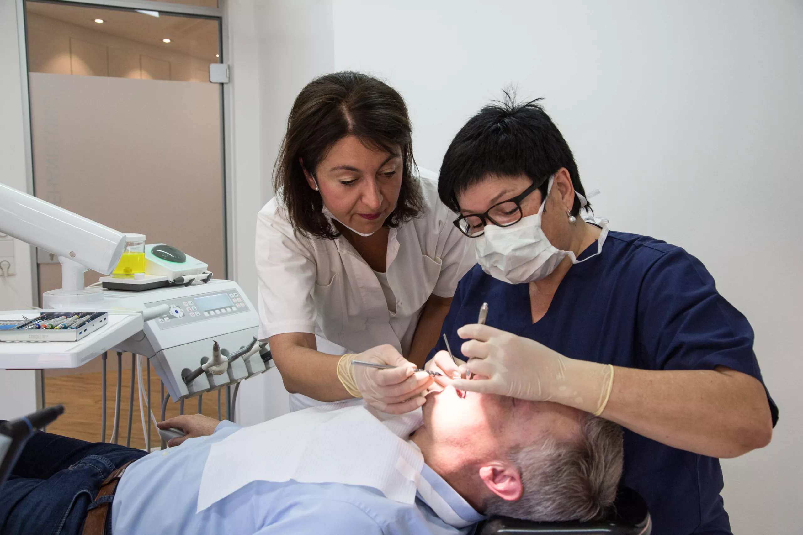 Patientenbehandlung unter Anleitung einer Prophylaxeberaterin – sichern/steigern die Behandlungsqualität.