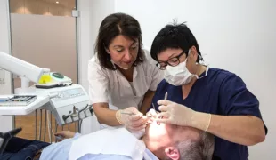 Patientenbehandlung unter Anleitung einer Prophylaxeberaterin – sichern/steigern die Behandlungsqualität. (Anmerkung: Die Bilder dieses Beitrages wurden vor Ausbruch der Corona-Pandemie aufgenommen.)