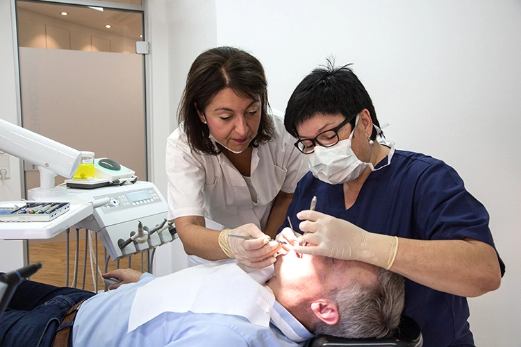 Patientenbehandlung unter Anleitung einer Prophylaxeberaterin – sichern/steigern die Behandlungsqualität. (Anmerkung: Die Bilder dieses Beitrages wurden vor Ausbruch der Corona-Pandemie aufgenommen.)