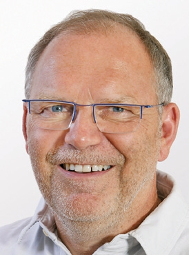 Dr. Frank Bröseler: Nach seiner Ausbildung zum Zahntechniker (Abschluss 1981) folgte in den Jahren 1983 bis 1988 das Studium der Zahnmedizin an der Westf. Wilhelms-Universität Münster sowie 1988 die Promotion. Dr. Bröseler ist seit 1990 in Aachen niedergelassen, seit 2006 in Praxisgemeinschaft mit Dr. Christina Tietmann. Seine Schwerpunkte sind die Parodontologie und präventive Zahnmedizin sowie restaurative Zahnmedizin. Der Spezialist für Parodontologie der Deutschen Gesellschaft für Parodontologie (2000, Neuernennungen in 2006, 2012 und 2018) arbeitet seit 2008 auf wissenschaftlicher Ebene mit der Poliklinik für Parodontologie, Zahnerhaltung und Präventive Zahnheilkunde der Universität Bonn (Direktor: Prof. Dr. Dr. S. Jepsen) zusammen. Der engagierte Zahnarzt publiziert regelmäßig zum Thema Parodontologie und Implantologie (Klinische Studien: Parodontologie, präventive Zahnheilkunde, Erhaltungstherapie (Quality of Life), Kieferorthopädie bei Parodontitis-Vorgeschichte, Implantat-Prothetik ) und gibt sein Know-how in Kursen u.a  zu den Themen „Regenerative Parodontalchirurgie und GBR/GTR-Verfahren“ sowie „Restaurative Zahnmedizin unter parodontologischen Aspekten“ und „Langzeitfunktion von Implantat-Prothetik“ weiter. Er ist mehrfacher Preisträger, u.a. des Praktikerpreises der DGP. Dr. Bröseler ist Mitglied des Fachbeirats der Zeitschrift Parodontologie, Quintessenz- Verlag, Berlin. Seit 2010 hält Dr. Bröseler einen Lehrauftrag Regenerative Parodontologie der Akademie Praxis und Wissenschaft (APW) der DGZMK inne. Er unterhält Kooperationen in Studien und Forschungsprojekten mit diversen Universitäten und Fachhochschulen im In- und Ausland.