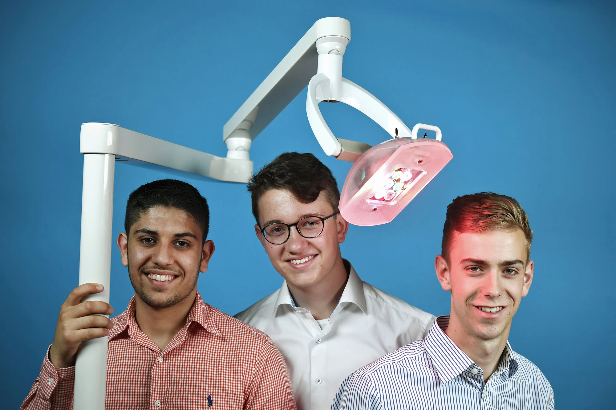 Bundessieger 2017 beim Wettbewerb Jugend forscht: Die Marburger Zahnmedizinstudenten Saeed Mohamad, Flavio Krug und Albrecht von Bülow (v.l.n.r.).