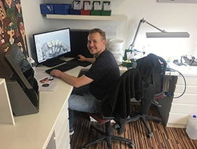 Philippe Kreymborg, CAD-Konstrukteur bei Fip Zahnkunst GmbH, konstruiert den Zahnersatz, die die Mikron HSM 200U LP dann präzise fräst.