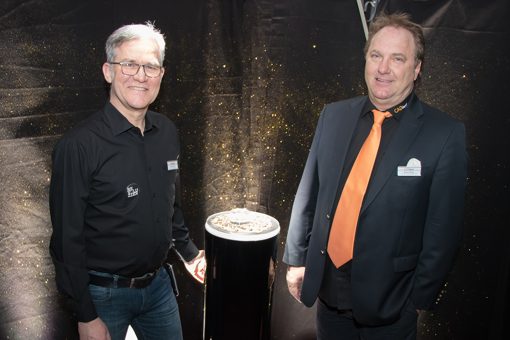 CADdent®-Inhaber und Geschäftsführer Roland Rager (rechts) präsentierte sichtlich stolz das neue Material Gold für das LaserMelting Verfahren.