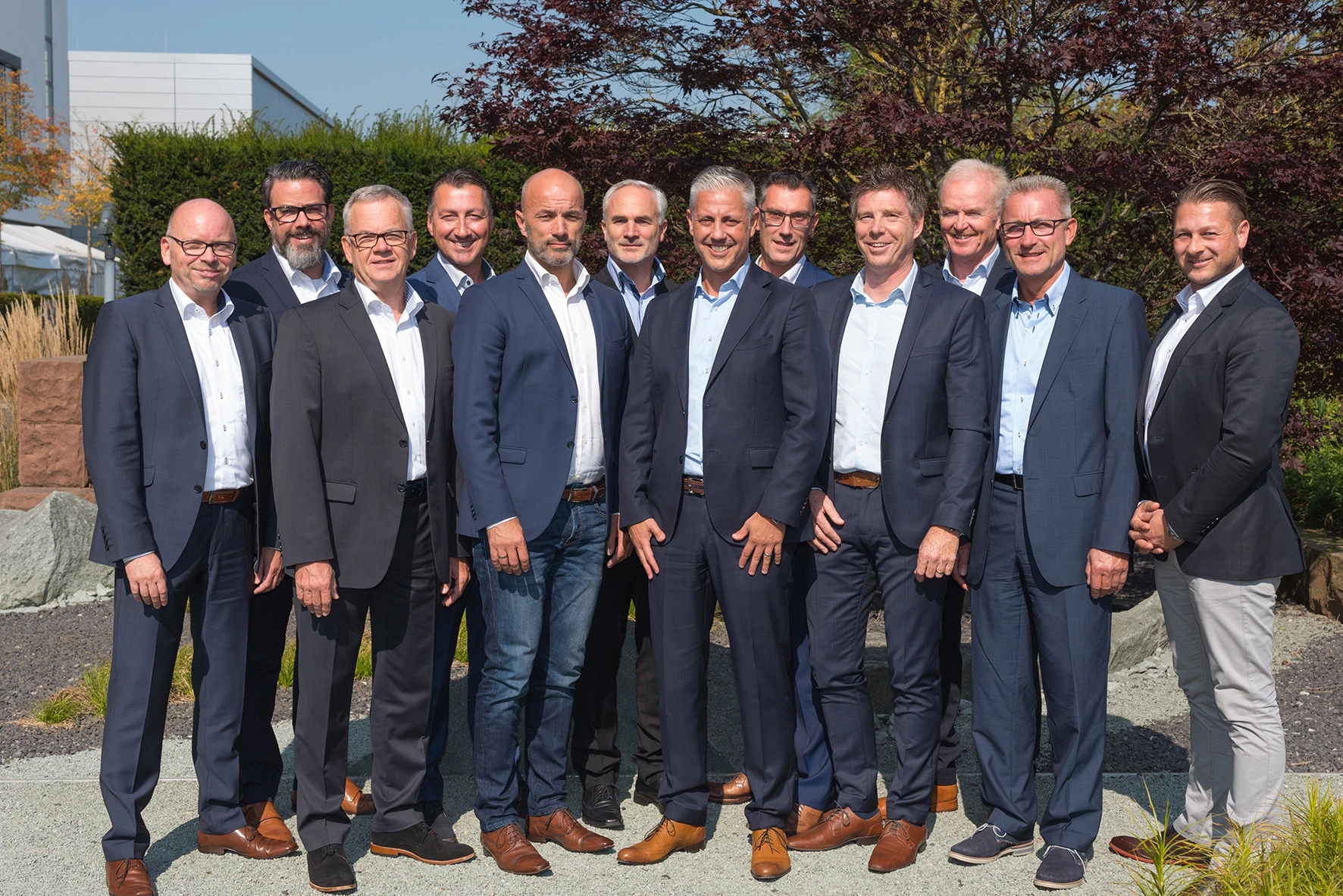 Martin Lugert, CAMLOG Gesamtvertriebsleitung (1. Reihe, Mitte) mit Joachim Pappelau (rechts) und Jens Maschner (links), den Regionalvertriebsleitern sowie den Leitern der Marke CERALOG und BioHorizons.