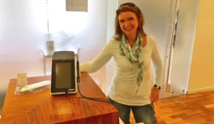 DH Maria Friederichs nimmt als glückliche Gewinnerin den Hauptpreis, ein Cavitron Touch Utraschallgerät, in Empfang.