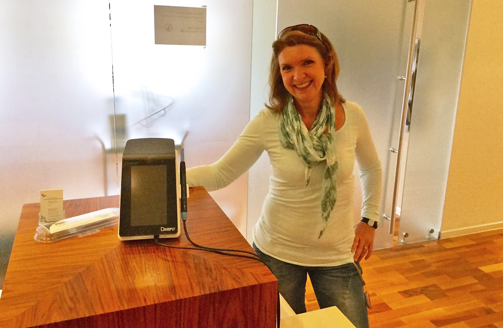 DH Maria Friederichs nimmt als glückliche Gewinnerin den Hauptpreis, ein Cavitron Touch Utraschallgerät, in Empfang.