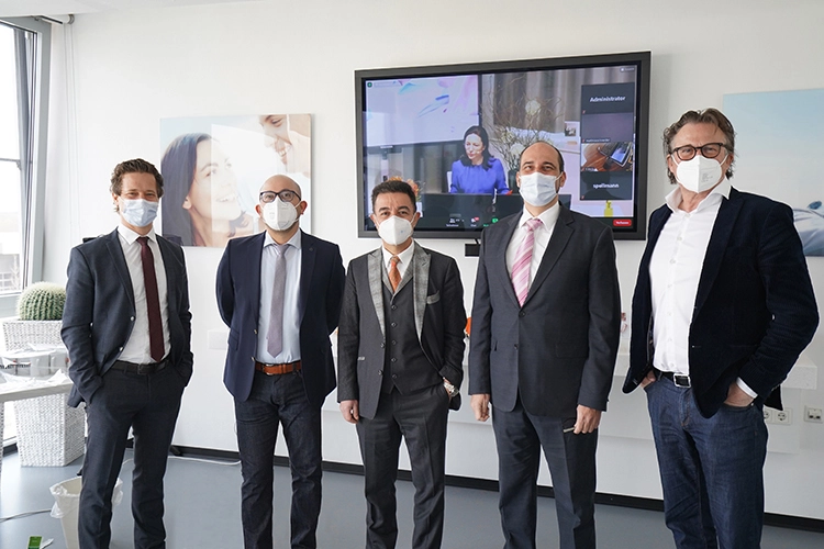 Die Referenten des 2. PEERS-Hybrid-Kongresses (von links): PD Dr. Dr. Eik Schiegnitz, PD Dr. Dr. Keyvan Sagheb, Prof. Dr. Fouad Khoury, Prof. Dr. Dr. Bilal Al-Nawas und Dipl.-ZT Olaf van Iperen.