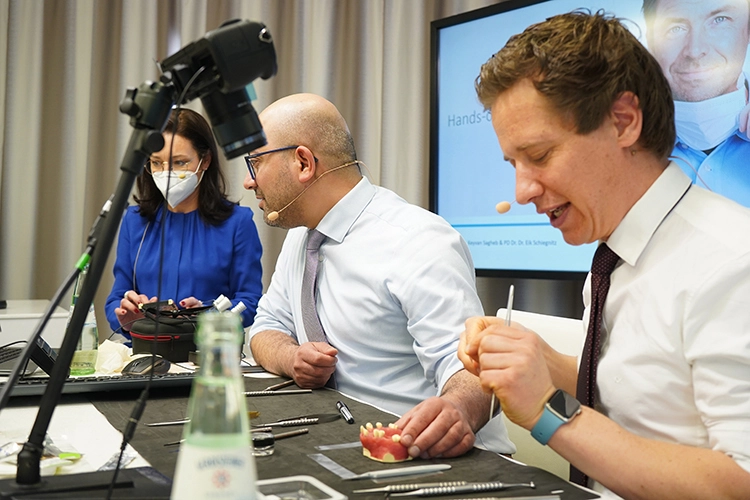 Rund 200 Zahnärzte verfolgten den Workshop von PD Dr. Dr. Keyvan Sagheb (Mitte) und PD Dr. Dr. Eik Schiegnitz (rechts) an den Bildschirmen.