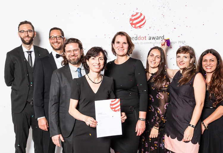 Das CEREC-Team von Dentsply Sirona und Ergosign bei der Verleihung des Red Dot Awards in Berlin.