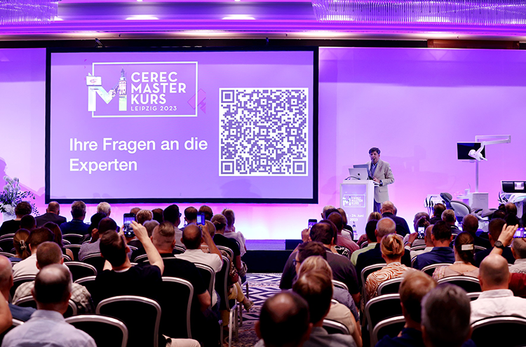 Kenner nennen diese Veranstaltung liebevoll „das CEREC-Familientreffen“. Hier eine Impression aus 2023 mit Dr. Olaf Schenk, Geschäftsführer der DDA, am Rednerpult. In 32. Auflage wird der CEREC Masterkurs vom 30. Mai bis 1. Juni 2024 stattfinden.
