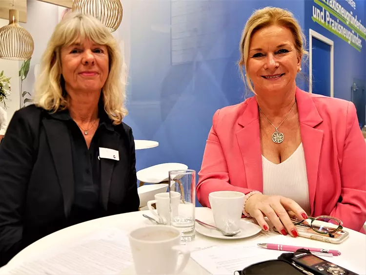 Sabine Zude, Geschäftsführerin CGM Dentalsysteme GmbH und 
Michaela Bicker, Leitung Vertriebsmarketing CGM.