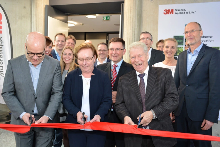 Durchtrennen des Eröffnungsbands zum Customer Innovation Center durch Karim A. Sarahni, Director 3M Health Care Business Group EMEA, Christiane Grün, Managing Director 3M CER, und Wolfram Gum, Bürgermeister der Gemeinde Seefeld.