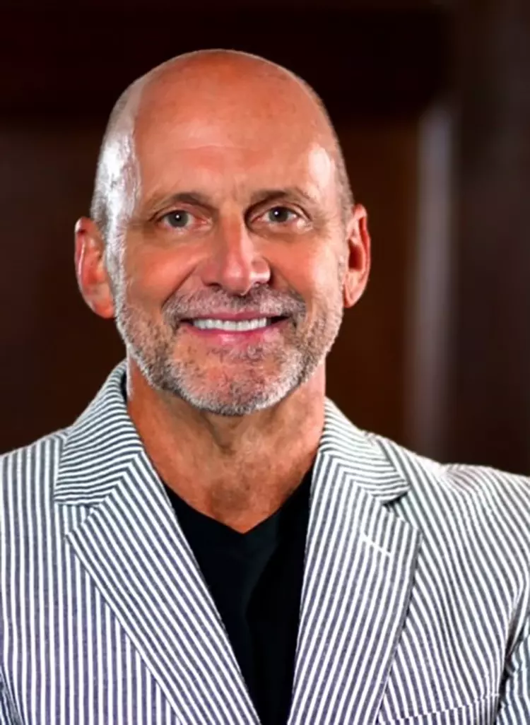 Dr. Michael W. Nimmich, DMD, MS (USA), zeigt sich beeindruckt vom SmartLite Pro EndoActivator.