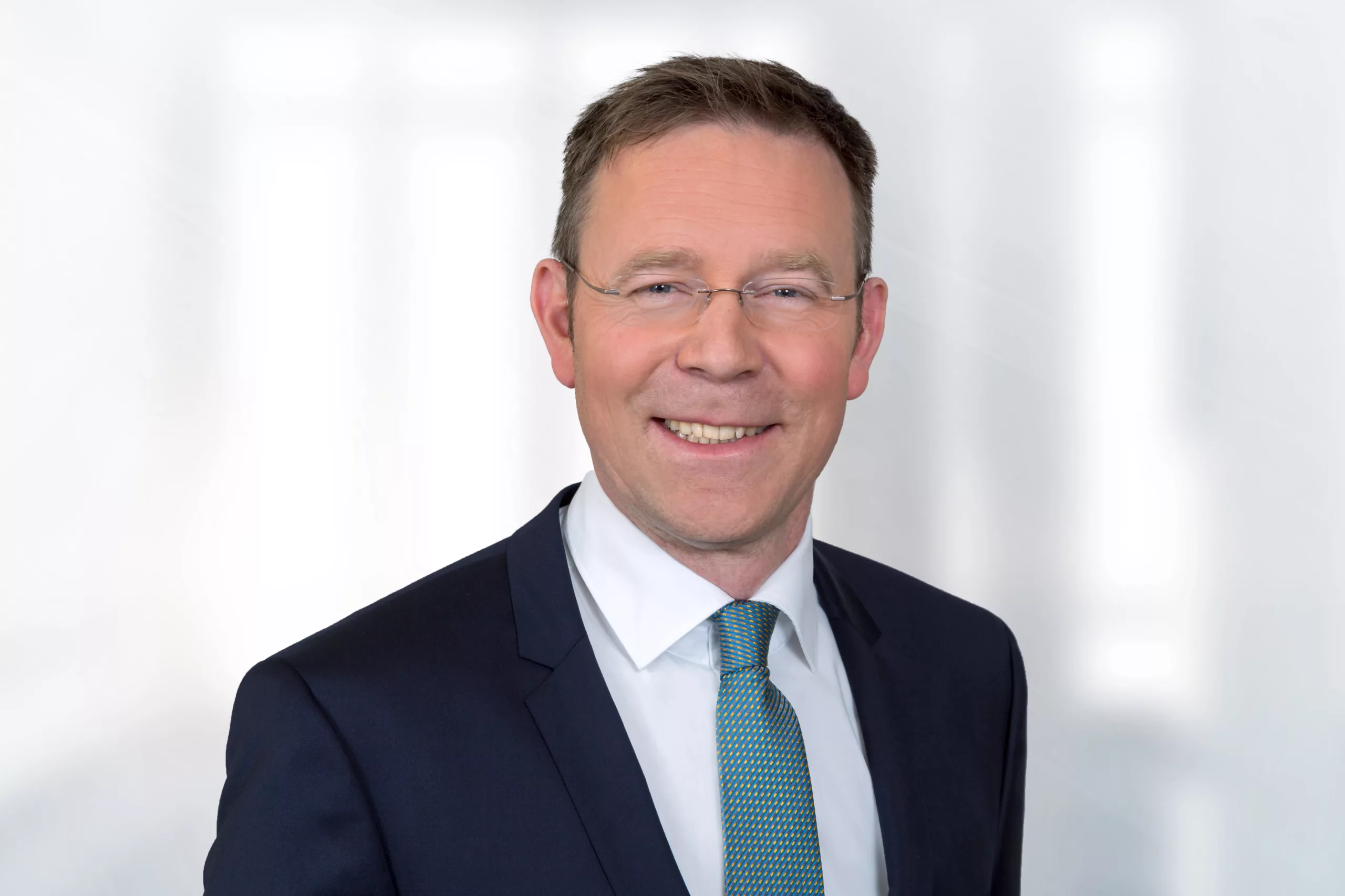 Walter Petersohn, Chief Commercial Officer von Dentsply Sirona, sagte: „Die Entscheidung ist uns sehr schwergefallen. Aber vieles, was die IDS und ihre ganz besondere Dynamik ausmacht, sehen wir im März 2021 aufgrund der zu erwartenden Corona-Auflagen leider nicht gewährleistet.“