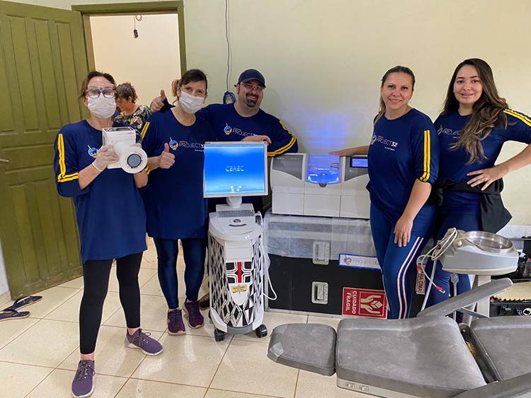 Das Team des Projekts 32 in Porto Rolim de Moura do Guaporé Amazonia wurde für die Behandlungen mit Technologien und Materialien versorgt, u.a. mit einem CEREC-System.
