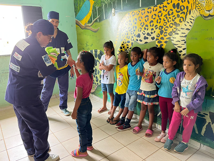 Wichtige Unterstützung für Kinder aus Porto Rolim de Moura do Guaporé, Amazonia: Sie lernten, wie Zähne richtig gepflegt werden und bekamen eine Zahnbürste geschenkt.