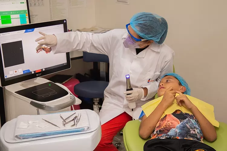 Ein Zahntechniker des Smile Train-Partners FISULAB in Kolumbien setzt die Primescan AC von Dentsply Sirona bei einem Spaltpatienten ein.