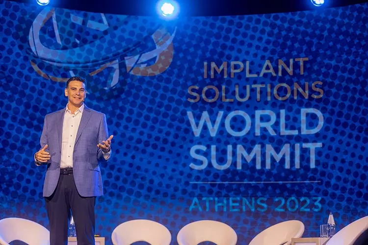 Tony Susino, Group Vice President, Global Implant & Prosthetic Solutions von Dentsply Sirona, eröffnete die Veranstaltung.