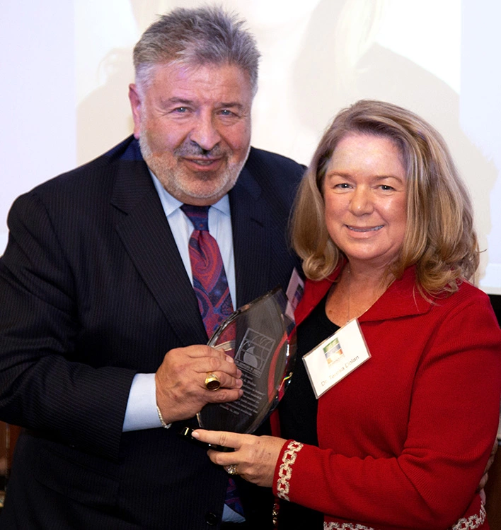 Dr. Terri Dolan, Vice President und Chief Clinical Officer bei Dentsply Sirona, erhält den Dr. Edward B. Shils Innovator Award for Excellence in Industry