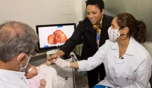 Dr. Juan Pablo Gómez und Dr. Carolina Tellez erläutern, wie der Einsatz digitaler Technologien, etwa des Intraoralscanners Primescan von Dentsply Sirona, die Behandlung von Babys und Kindern mit Lippen-Kiefer-Gaumenspalte voranbringt.