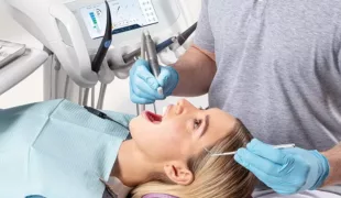 Eine Endo-Behandlung wird durch das Behandlungs-Setup mit Diagnostik, ergonomische Behandlungsposition, passende Instrumente sowie eine passgenaue koronale Restauration bestimmt.