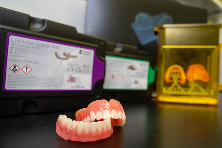 Mit dem Digital Print Denture™ System von Lucitone lässt sich Zahnersatz direkt inhouse herstellen.