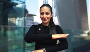 Harpreet Atwal, Mitarbeiterin von Dentsply Sirona, präsentiert das diesjährige Motto zum Weltfrauentag #EachforEqual.