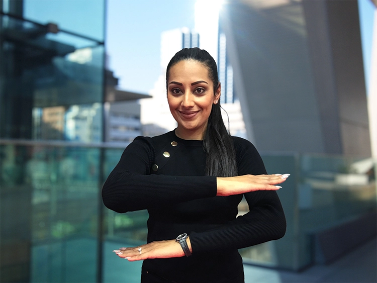 Harpreet Atwal, Mitarbeiterin von Dentsply Sirona, präsentiert das diesjährige Motto zum Weltfrauentag #EachforEqual.
