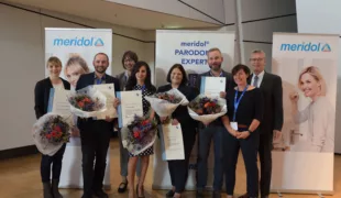 Die Preisträger der DG PARO/meridol® Forschungsförderung und des DG PARO/meridol®-Preises 2019  mit Dr. Marianne Gräfin von Schmettow (CP GABA, 3.v.l.), Prof. Dr. Bettina Dannewitz (2.v.r.) und Prof. Dr. Dr. h.c. Holger Jentsch (r.) (beide DG PARO).
