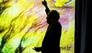Prof. Dr. Adrian Lussi vor einem der „Zahn-Kunstwerke“.