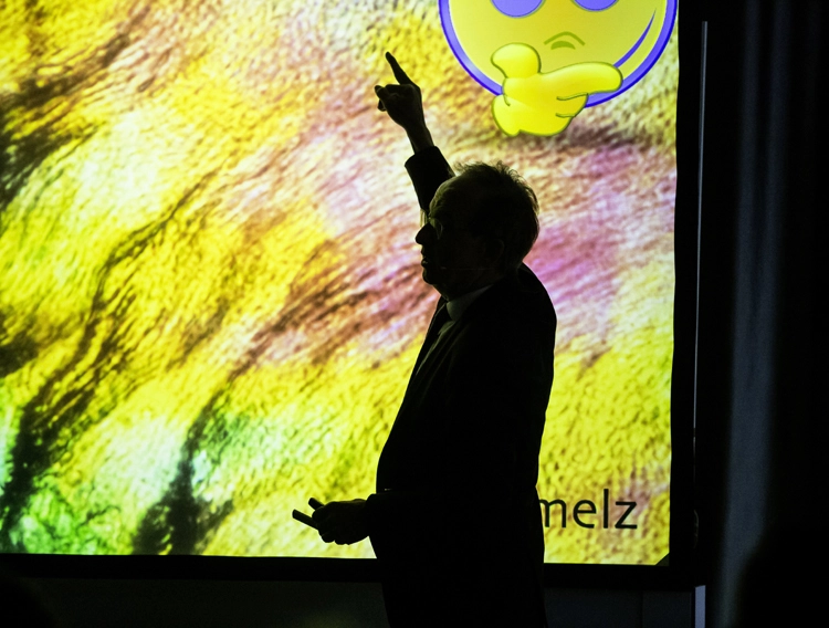 Prof. Dr. Adrian Lussi vor einem der „Zahn-Kunstwerke“.