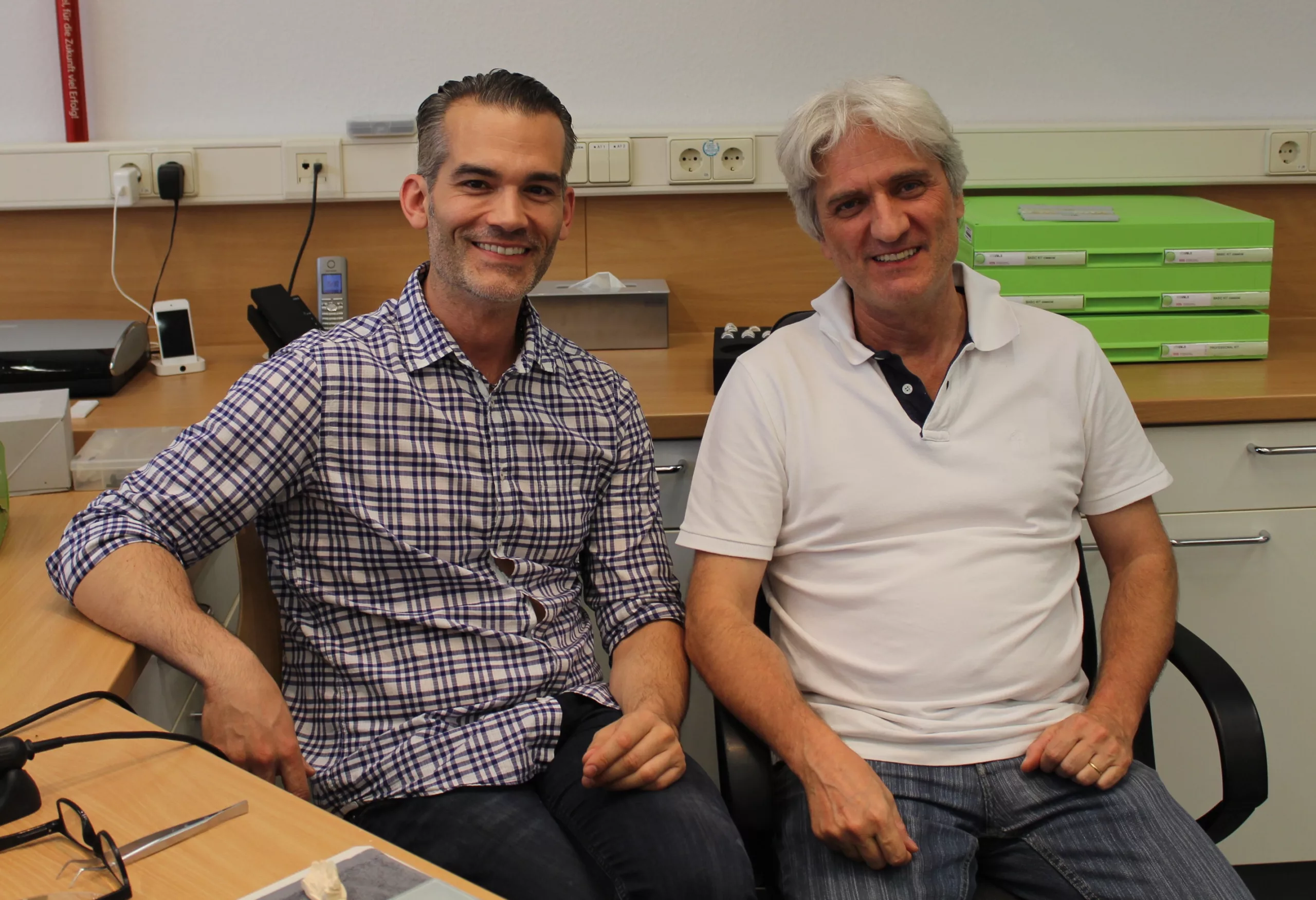 Abb. 1: Züricher Dream-Team als Kursreferenten, in der Patientenbehandlung und privat machen sie auch noch gemeinsam Musik: Dr. Nico Chatzis (Zahnärztehaus Reinach, links) und ZT Renato Carretti (Zahntechnik Lanfranconi).