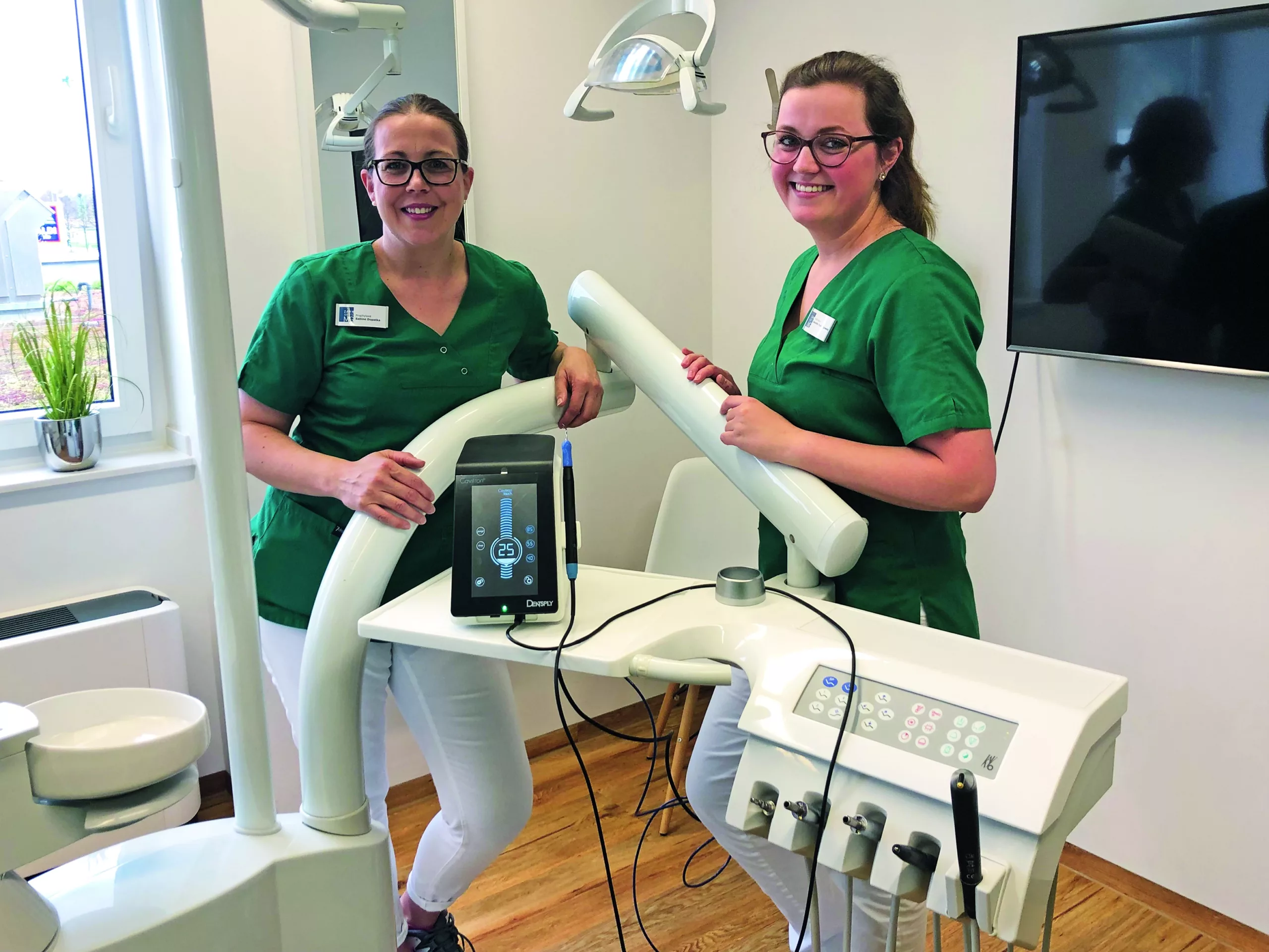 Die glückliche Gewinnerin Sabine Dopatka (links) mit einer Kollegin und dem neue Cavitron Touch in der Berufsausübungsgemeinschaft Praxis Zahnärzte MG in Mönchengladbach.