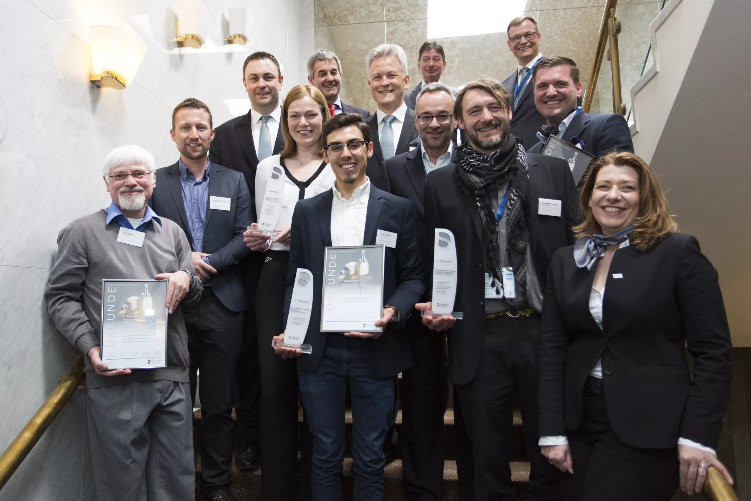 Die Sieger der Celtra Campus Challenge zusammen mit dem Team von Dentsply Sirona.
