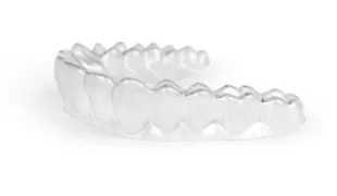 Die gerade verlaufende Trimline der ClearCorrect Aligner bewirkt eine deutlich höhere Retention.*