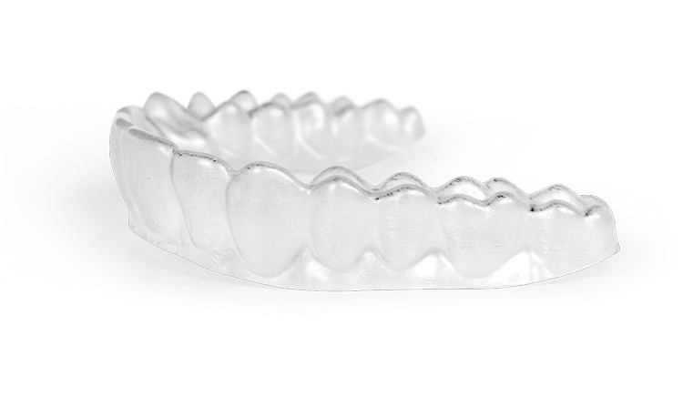 Die gerade verlaufende Trimline der ClearCorrect Aligner bewirkt eine deutlich höhere Retention.*