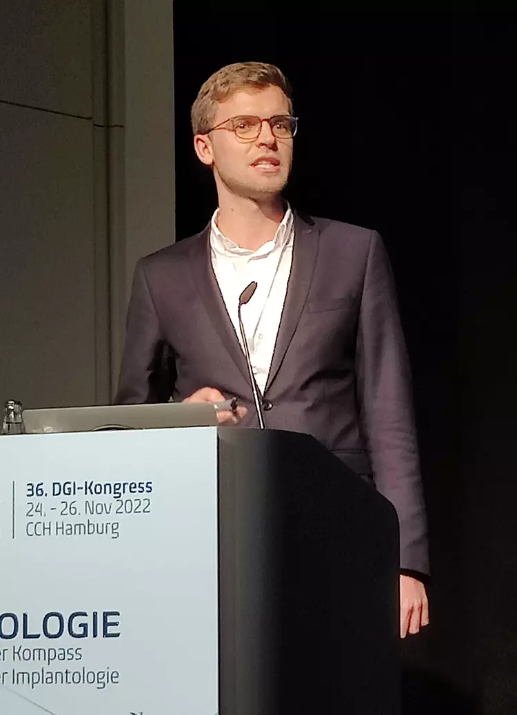 Clemens Lechte während der Präsentation seiner Forschungsarbeit auf unserem Symposium der AG Keramik in Hamburg.
