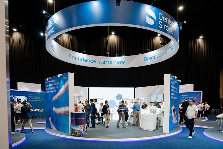 Dentsply Sirona bot den Teilnehmern eine gute Gelegenheit, sich in einem stimmungsvollen Ambiente zu treffen, voneinander zu lernen und die jüngsten Innovationen von Dentsply Sirona live kennenzulernen – hier am Ausstellungsstand von Dentsply Sirona.