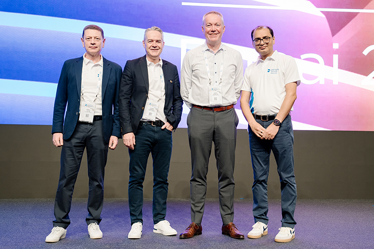 V.l.n.r.: Kyrill Levine, Group Vice President RCO Eastern Group; Gerry Campbell, Group Vice President Commercial EMEA; Simon Campion, President und Chief Executive Officer, Rajender Kumar, General Manager, Middle East and North Africa (MENA), Dentsply Sirona.