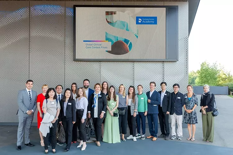 Zum Finale des 19. Global Clinical Case Contest präsentierten sich die elf Teilnehmer aus elf Ländern gemeinsam mit ihren Tutoren vor dem Bodenseeforum in Konstanz.